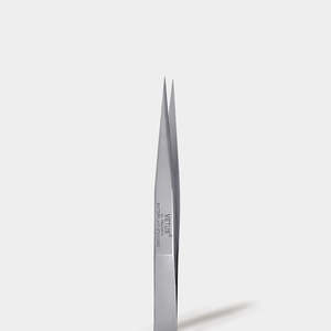 Pince à épiler Vetus Precision en acier inoxydable argenté, modèle 1-SA, pointes en fibre en forme de I pour extensions de cils classiques - Product Image 1