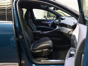 Excellent état, occasion, 2024, 3008 HYBRID 136GT SUV/TOUT-TERRAIN, accoudoir avant, frein de stationnement automatique, à vendre - Product Image 2