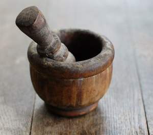 Mortier et pilon en bois équilibré offrant une prise ferme améliorant la précision de broyage pour les épices, les herbes, les racines et les mélanges - Product Image 3