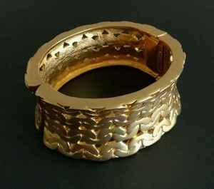 Brazalete de Latón Chapado en Oro con Hebilla Abierta, Textura Geométrica Irregular con Arrugas, para Mujer, Regalo de Boda, Joyería de Boutique - Product Image 2