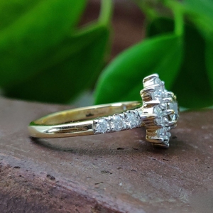 Bague de fiançailles de mariage en or massif 10kt avec diamants de laboratoire ronds et brillants de style tournesol - Product Image 4