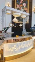 Comptoir de mariage traditionnel indien sculpté avec toile de fond LED royale et finition antique pour les grandes réceptions