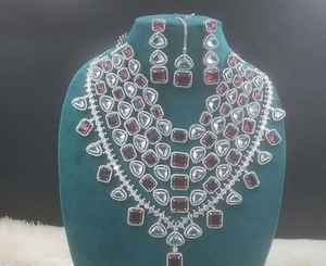 Parure de bijoux en laiton moderne haut de gamme, collier et boucles d'oreilles fleuris étincelants pour mariage, fiançailles et soirée - Product Image 3