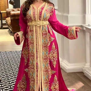 ชุดเดรสแบบ caftan และผ้าคลุมหน้าสีชมพูปักด้วยมือเป็นประกายประดับด้วยไข่มุก, หิน, dabka Work for Wedding = 2025 - Product Image 1