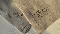 Serviettes de table en lin 100% avec ourlet festonné, pour repas raffinés, personnalisées, monogramme brodé blanc, style japonais, couleur personnalisée, logo sur les serviettes