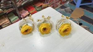 Assortiment de haute qualité de corsage de poignet rose pour femmes bracelets de perles de fleurs à la main pour cadeau spécial festival rakhi - Product Image 2