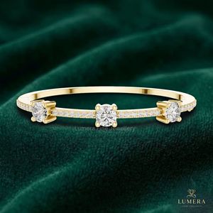 Bracelet de mariage en or massif à dos plat, avec bande pavée de diamants, style solitaire trio, directement de l'usine - Product Image 2