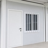 Dormoir modulaire à deux étages en conteneurs avec escalier et balcon pour l'hébergement des travailleurs sur chantier