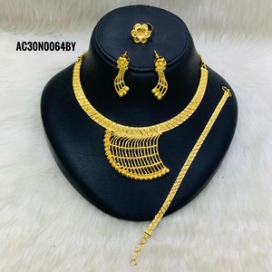 Últimas Colecciones de Conjuntos de Collares con Dijes de Flores Clásicas Chapados en Oro para Mujer - Product Image 1