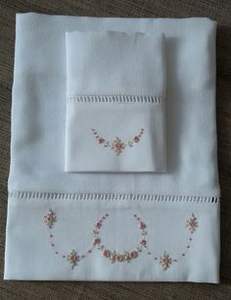 Dessous de tasse brodés à la main avec des motifs délicats et colorés pour les salons et les restaurants de luxe - Product Image 5