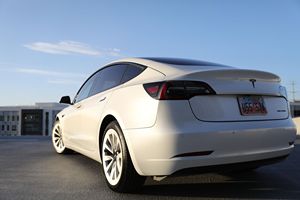 2021 Tesla modèle 3 longue portée AWD berline tout noir intérieur haut de gamme principalement non modifié double moteurs automatique voiture électrique au lithium - Product Image 2