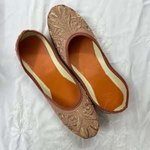 Fait à la main pour femmes fil Jutti indien pakistanais chaussures de mariage sandales plates cadeau pour elle - Product Image 4