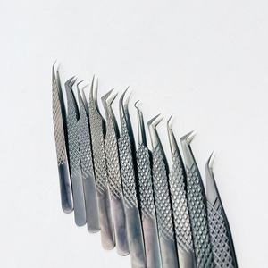 Pinzas de pestañas de acero inoxidable totalmente negras al por mayor, herramienta de extensión de pestañas sostenible con punta de fibra de sujeción fuerte y logotipo personalizado - Product Image 2