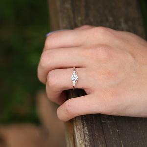 Anillo de compromiso de moissanita de corte ovalado de 8x6mm con piedras laterales en oro o plata | Joyería nupcial de boda - Product Image 3