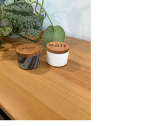 Ensemble sel et poivre en forme de cœur en marbre pour la décoration de la cuisine, offrant un look unique et la beauté de la pierre naturelle - Product Image 3