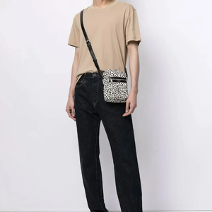 เสื้อยืดคอกลมชายคุณภาพสูง ผ้าฝ้าย 100% และโพลีเอสเตอร์ ขายส่ง รับทำโลโก้ เสื้อยืดเปล่าไม่มีลาย - Product Image 4