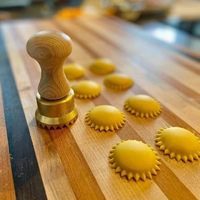 La Gondola, fabriquée en Italie, coupe-pâtes en laiton et bois pour pâtes et raviolis faits maison ou professionnels.