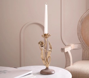 Bougeoir en aluminium doré Artisan avec verre ouragan parfait pour ajouter un charme élégant, confortable et décoratif - Product Image 1