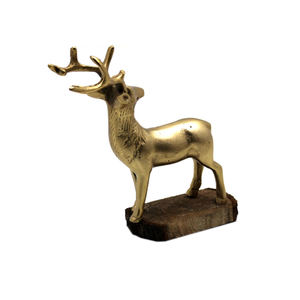 Décoration d'intérieur renne élégant décoratif de Noël en aluminium et bois avec base en bois rectangulaire finition laiton EPL - Product Image 1