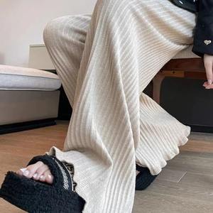 Pantalon noir avec lignes blanches visibles, montrant des jambes longues et fines, avec des poches, style sportif décontracté de tous les jours - Product Image 2