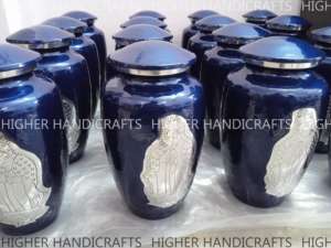 Urne funéraire en métal gravée avec ailes d'angle pour cendres, Urne funéraire émaillée bleue et argentée pour adultes - Product Image 4