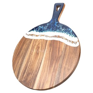 Tabla de charcutería sostenible de madera de acacia y resina epoxi con mango para uso doméstico - Product Image 1