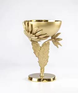 Bol décoratif doré élégant avec motif de vigne en feuille parfait pour la décoration intérieure de luxe et la pièce maîtresse de table de fête - Product Image 3