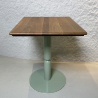 Table de restaurant rectangulaire en bois massif brun clair, table de bistrot avec piétement rond en métal, mobilier commercial
