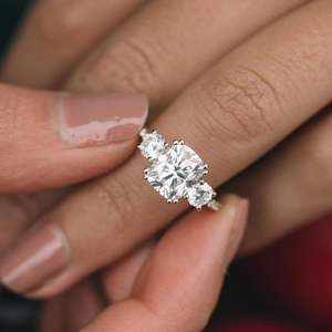 Anillo de Compromiso de Oro Blanco con Corte Cojín Alargado, Anillo de Boda de Tres Piedras, Anillo de Conjunto Nupcial, Regalo de Aniversario - Product Image 3