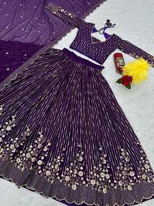 Lehenga Choli et Dupatta en fausse fourrure de créateur pour occasions de mariage et fêtes d'hiver - Product Image 2