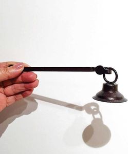 Éteignoir décoratif de luxe en métal avec style antique parfait pour les collectionneurs amateurs de bougies et les designers d'intérieur - Product Image 4