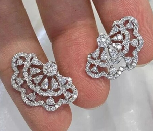 Boucles d'oreilles clous en argent sterling 925 avec moissanite florale, cadeau d'anniversaire pour elle - Product Image 1