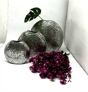 Vase décoratif de luxe en acier inoxydable, design ajouré découpé au laser, finition miroir, décoration pour la maison et l'hôtel. - Product Image 3