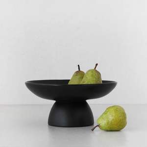 Bol de service en céramique noir mat élégant avec base sur pied pour les repas quotidiens, les réceptions et la présentation des aliments en provenance d'Inde - Product Image 2