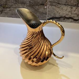 Pichet en cuivre le plus vendu avec gaufrage en spirale, pichet à boisson en cuivre avec poignée en laiton, carafe élégante en cuivre gaufré en spirale - Product Image 3