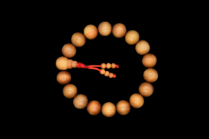 Riddhi Siddhi - Rosario hindú de sándalo marrón estilo tibetano, más de 50 años de antigüedad, ecológico, con fragancia dulce y amaderada, 108 cuentas, en caja - Product Image 2