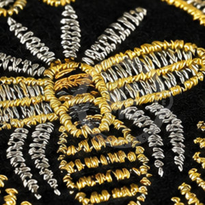 Écussons de luxe personnalisés brodés à la main avec épingle de sûreté et patchs à coudre pour vestes - Product Image 6