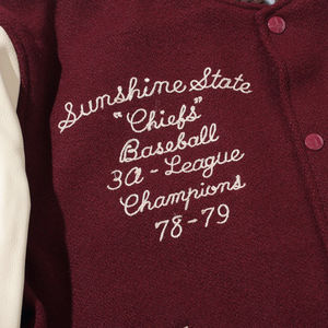 Chaqueta Universitaria de Lana Personalizada para Hombre en Color Granate y Blanco, Cuello Alto de Cuero Auténtico, Bordado Frontal, Chaqueta de Béisbol de Lona - Product Image 4