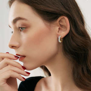 Boucles d'oreilles en diamant moissanite de luxe avec fermoir à vis sécurisé et clarté supérieure pour les mariages et les fêtes, provenant d'un fournisseur indien - Product Image 4