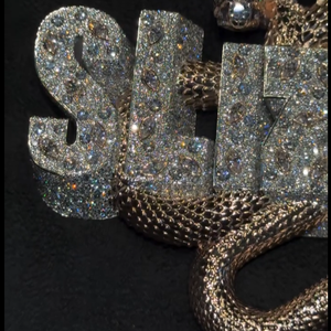 RB Gems Pendentif Hip Hop personnalisé avec nom, style Slizzy Snack, en diamant plaqué rhodium, serti en canal, taille brillant glacé, qualité VVS, pendentif fin et breloque - Product Image 2