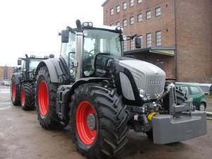 Tractores Fendt AG Usados con Componentes Principales (Caja de Cambios, Bomba, Rodamiento) - Tractor Agrícola de 70 CV con Tracción en las 4 Ruedas y Transmisión por Engranajes en Venta - Product Image 3