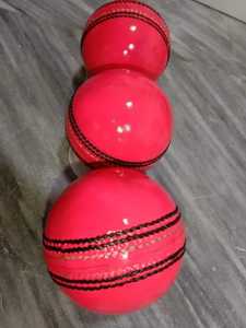 ลูกบอลแข็งลายลูกคริกเก็ตสีขาวสารส้มสีชมพู2025ใหม่งานเย็บด้วยมือคุณภาพระดับพรีเมียมแสตมป์ออกแบบโลโก้คลับเอง - Product Image 5