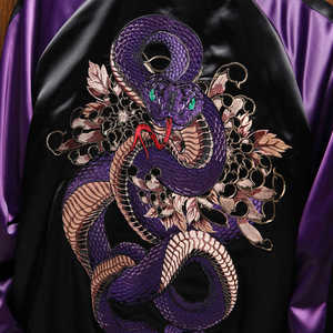 แจ็คเก็ตบอมเบอร์ผ้าแคนวาสปักลาย Violet Viper Sukajan ดีไซน์แบบแพทช์เวิร์ค สำหรับทุกเพศ รุ่นบางสำหรับฤดูใบไม้ผลิ สไตล์ฮิปฮอป ของที่ระลึก บริการ OEM เคลือบผิว - Product Image 6