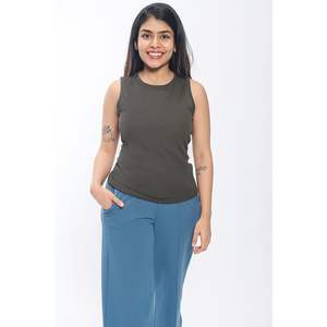 Camiseta sin mangas para mujer en mezcla de poliéster verde oscuro, cuello redondo, ajuste elástico, ideal para capas y uso informal diario - Product Image 1