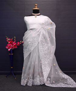 Hermoso sari nupcial de red con trabajo de perlas detallado, perfecto para novias que buscan un aspecto clásico pero elegante - Product Image 1