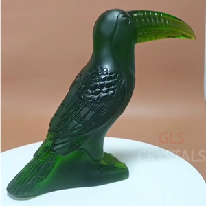 Sculpture de toucan en cristal vert Amazon fabriquée à la main, verre déparaffiné ancien avec logo personnalisé, emballage cadeau pour la décoration de la maison - Product Image 2
