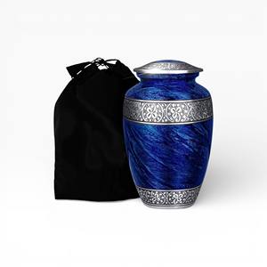 Urne funéraire en céramique mate de couleur bordeaux profond avec bord gravé de feuilles d'argent et style commémoratif classique minimaliste - Product Image 3