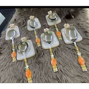 Matériau en résine de haute qualité avec finition lisse Porte-cuillère en résine parfait pour l'organisation du comptoir de cuisine et le nettoyage facile - Product Image 1