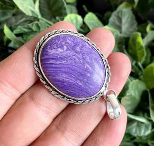 Colgante de Plata de Ley 925 Chapado en Oro con Piedra Azul Charoita Ovalada Hecha a Mano, Regalo de Compromiso para Mujer - Product Image 2