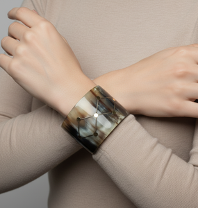 Brazalete de Cuerno Natural Hecho a Mano con Incrustaciones de Latón |   Brazalete Ancho con Diseño de Cuerno |   Proveedor de Joyería al por Mayor, OEM y ODM Disponibles - Product Image 3
